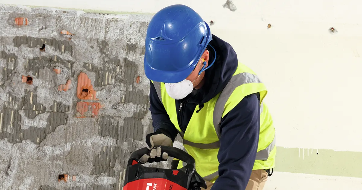 Martelete 16 kg Hilti TE 1000-AVR demolindo concreto — aluguel de martelete para demolir escada em Barueri
